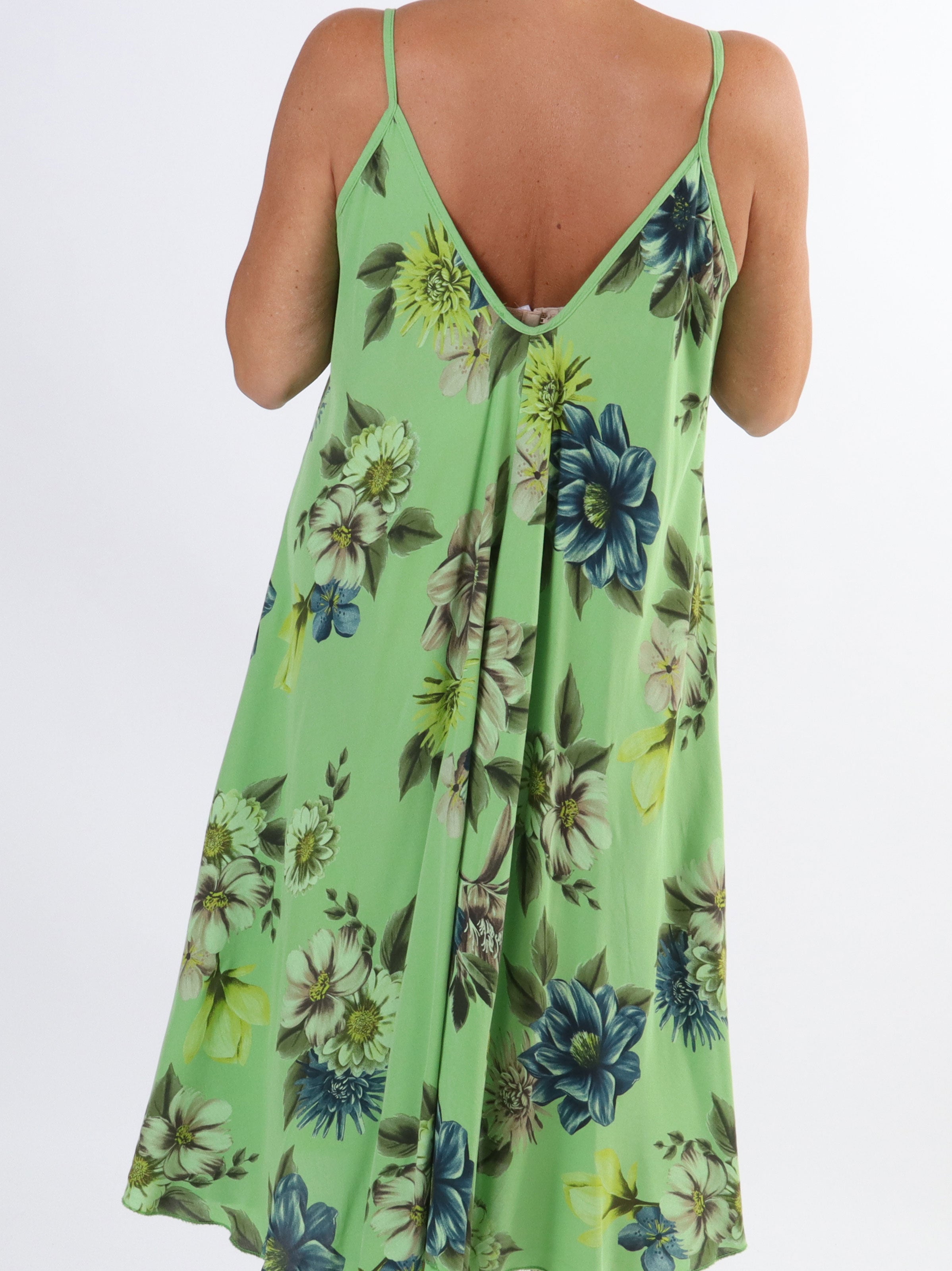 Maddie Flower - Sød plus size stropkjole med blomstermotiver